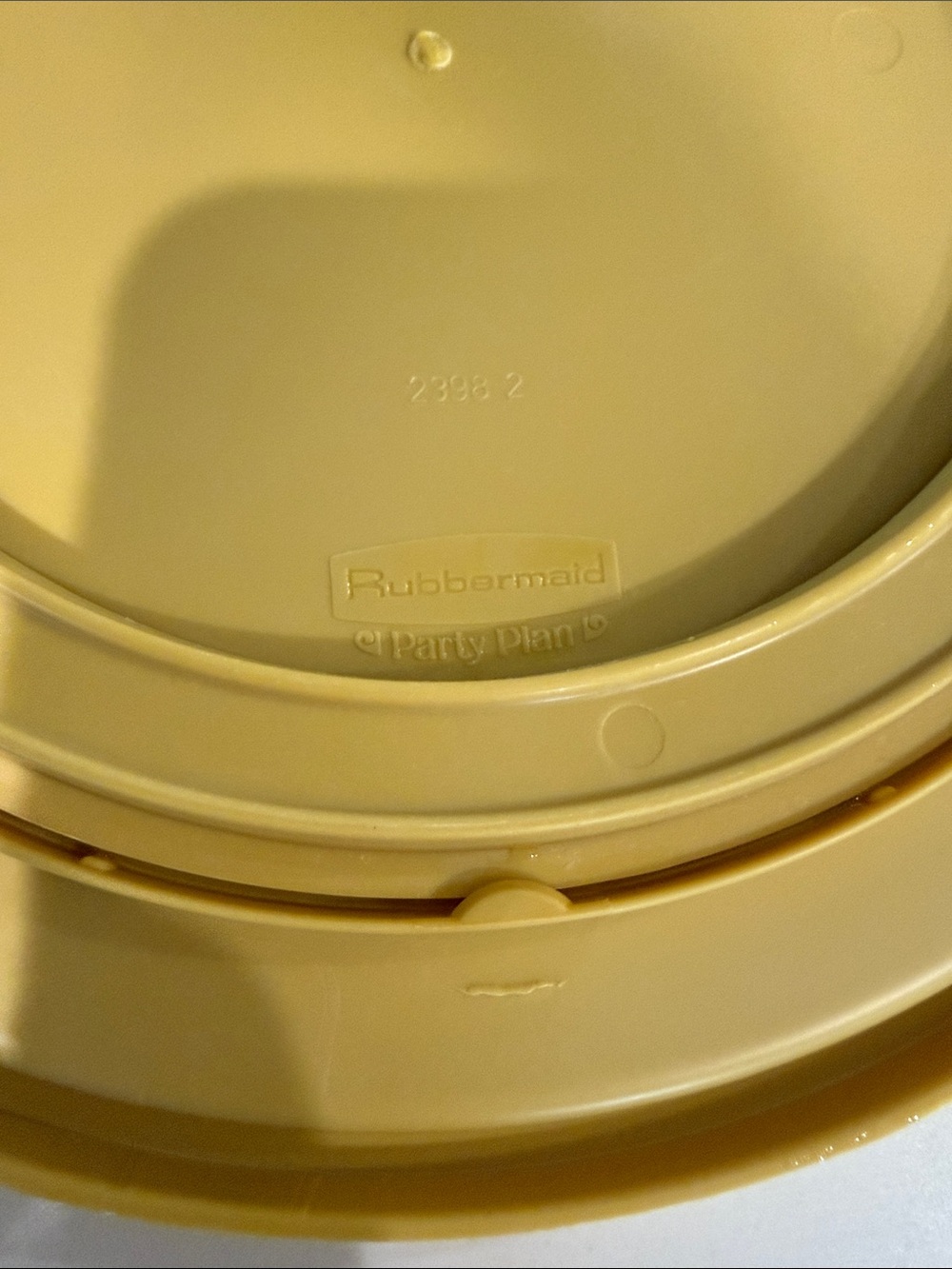 Rubbermaid Party Plan 10.5” Lazy Susan Turntable Kitchen Organizer Harvest Gold - Picture 3 of 3